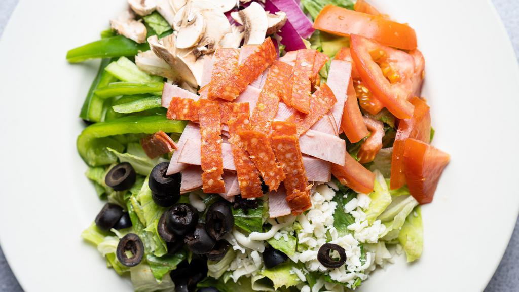 Chef'S Salad · Fresh romaine lettuce with julienne ham, pepperoni, fresh green peppers, red onions, black olives, mushrooms, and tomatoes.