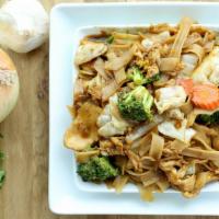 Pad Se Iwe · Popular. Stir fried large rice noodle, egg, carrot, cabbage, broccoli, onion & bean sprout.