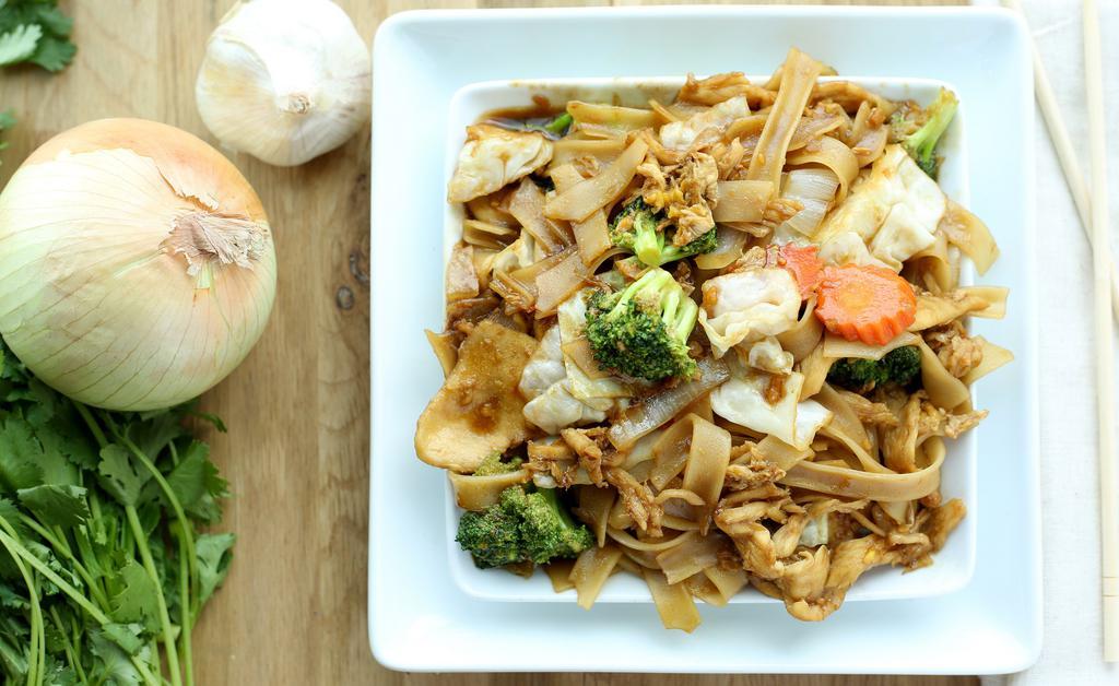 Pad Se Iwe · Popular. Stir fried large rice noodle, egg, carrot, cabbage, broccoli, onion & bean sprout.