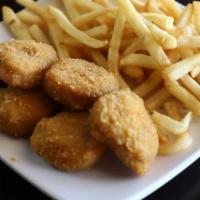 Chicken Nuggets · 6 pechugas de pollo empanizadas con papas fritas. / 6 chicken nuggets with french fries.