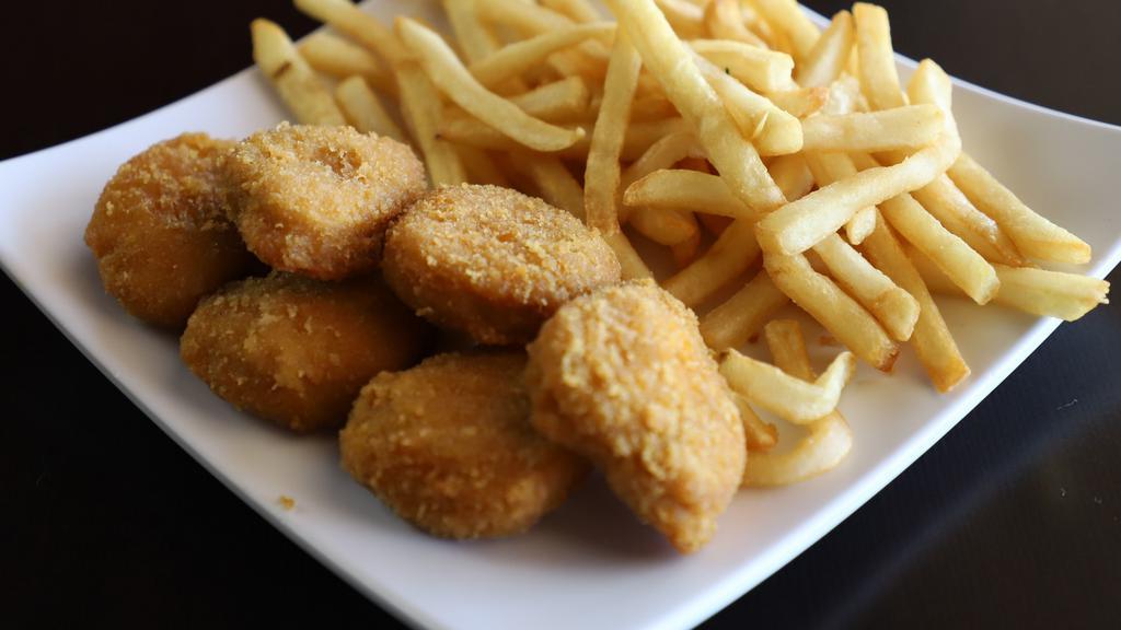 Chicken Nuggets · 6 pechugas de pollo empanizadas con papas fritas. / 6 chicken nuggets with french fries.