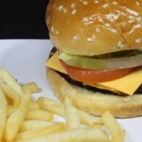 Cheeseburger · Carne de Res, lechuga, tomate y queso acompanado con papas fritas. / Beef patty, lettuce tom...