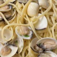 Linguini Mare & Monti · Clams, shrimp, fresh tomatoes, mushroom, white wine garlic sauce.