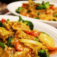 Red Royal Noodle · Wide rice noodles with egg, onion, bell pepper, green beans, broccoli, carrots & basil stir-...