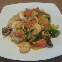 Pad Woon Sen · Stir fried bean thread with egg, onions, celery, tomatoes, mushroom and green onions come wi...