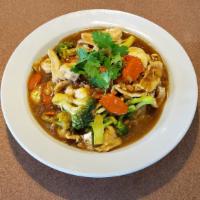 Rad Nar · Pan fried wide rice noodles, topped with broccoli, carrots and gravy sauce.