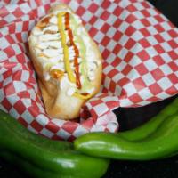 El Chiledogo · Hot dog con salchicha envuelta con chile verde y queso. / Hot dog wrapped in a green roasted...