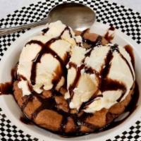 Pizzokie · Chocolate chip cookie topped with a scoop of vanilla ice cream.