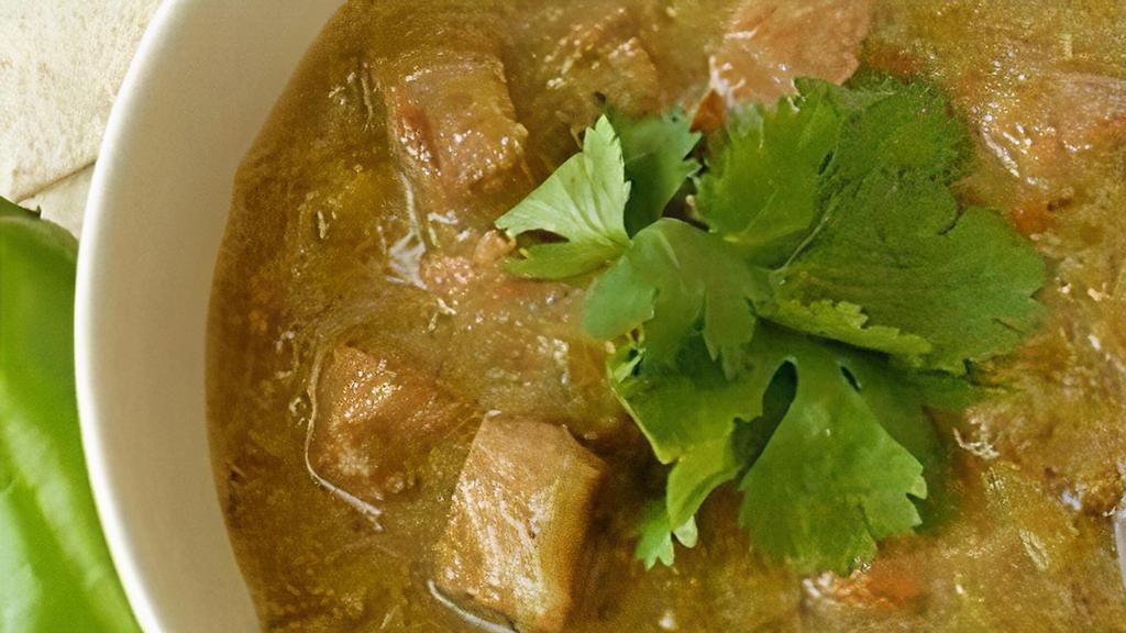 Green Chile Stew · Beef or Pork. Green chile stew is a tradicional New Mexico rustic receipe whith ground beef, potaoes and hatch green chile, glutten-free.
Rice, lime and onion on the side.