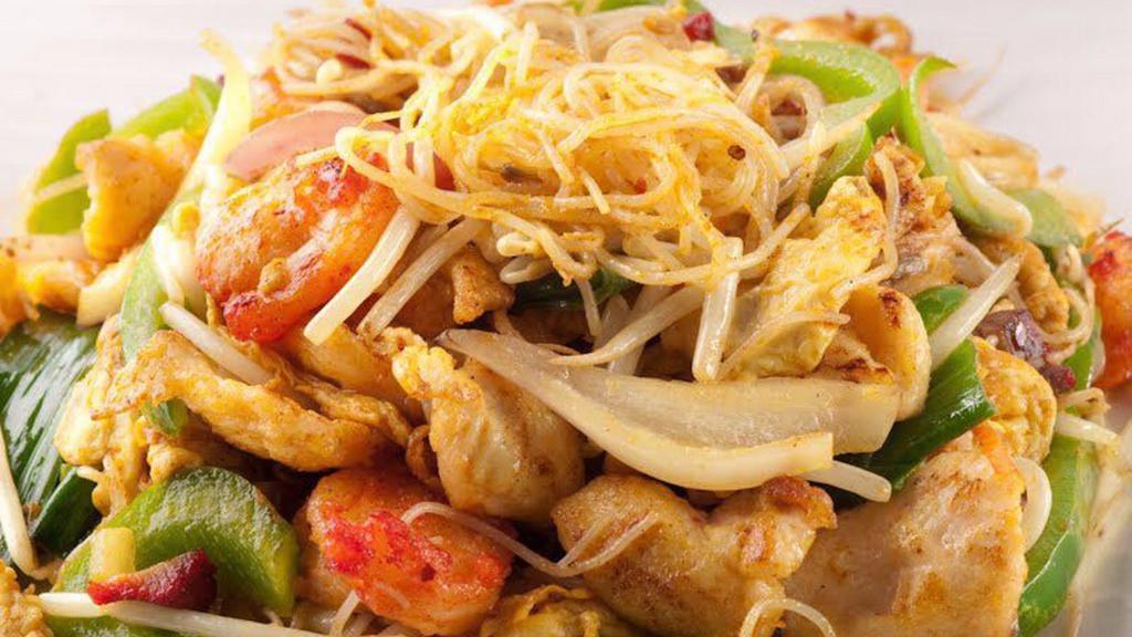 Singapore Curry Noodle · Spicy. Thin rice noodles with veggies, BBQ pork and shrimp in a yellow curry stir fry.