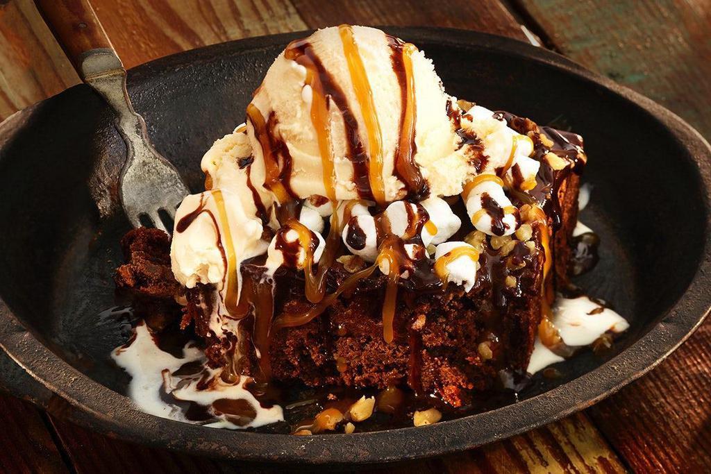 Mississippi Brownie · Warm brownie with pecans, marshmallows and ice cream with chocolate and caramel sauce.
