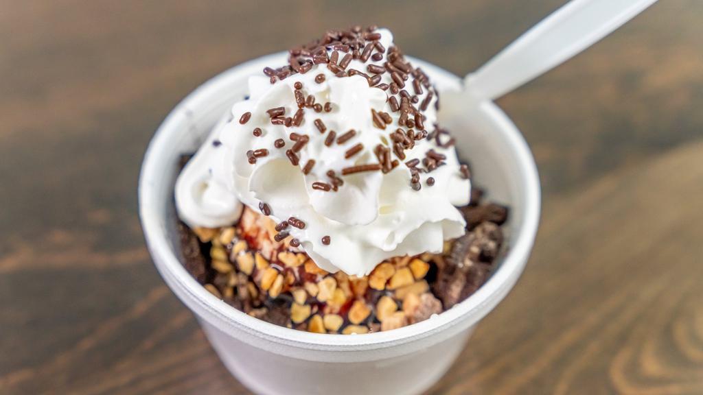 1 Scoop Ice Cream Sundae · Choose your flavor and your toppings. Add a waffle bowl for an additional charge.
if you have any allergies please let us know in the notes on your order, we care about your safety.