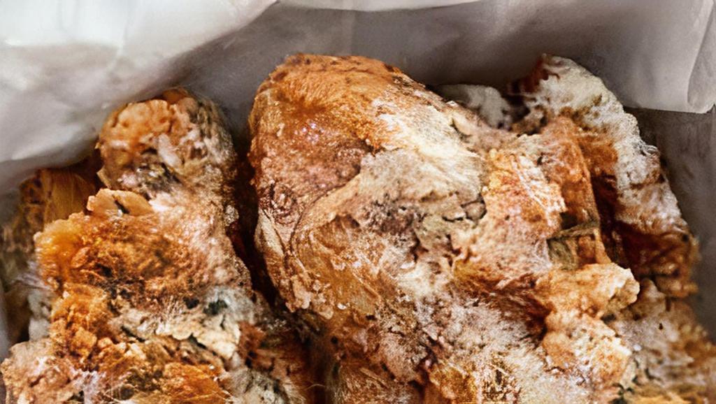 Cánh Gà Chiên Bơ/ Deep Fried Chicken Wings W/ Garlic Butter · Deep fried chicken wing with garlic butter ( 8 pcs )