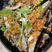Mì Gói Xào Ốc Móng Tay/ Stir Fried Instant Noodle Razor Clams · Stir fried instant noodle with razor clams and spinach.