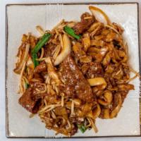 Beef Or Chicken Chow Fun · 乾炒牛或雞河 
Flat rice noodles stir-fried with bean sprouts and onions.