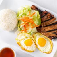 Com, Trung, Suồn Nuong · Char-broiled pork chop and fried egg.