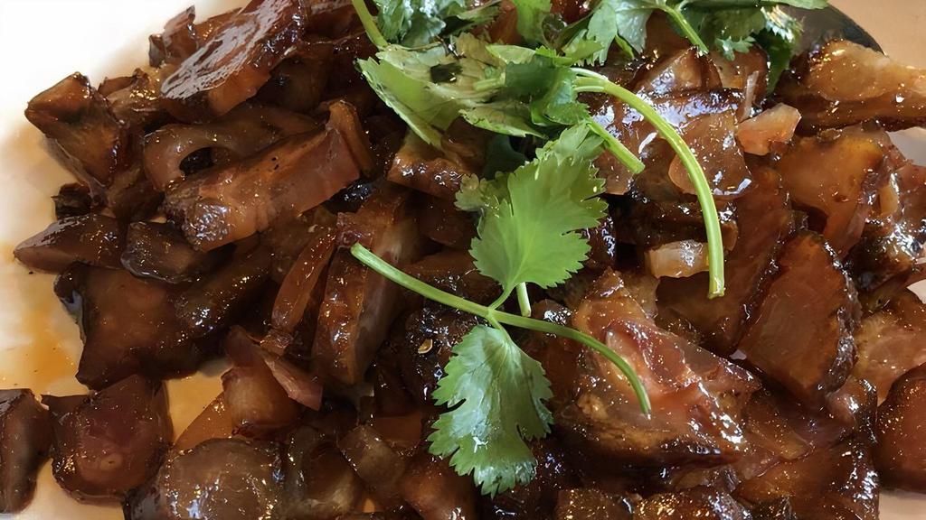 Hunan Beef · Hot & Spicy. Crispy chunks of beef stir-fried with green pepper, carrots, onions, snow peas and black mushrooms in a hot bean sauce.