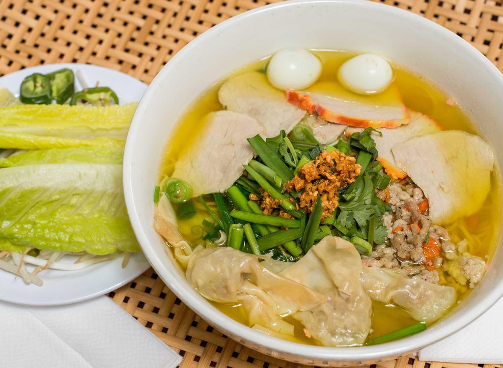 Rice Noodle Or Egg Noodle Soup With Wonton / Hu Tieu Hoac Mi Hoanh Thanh · 