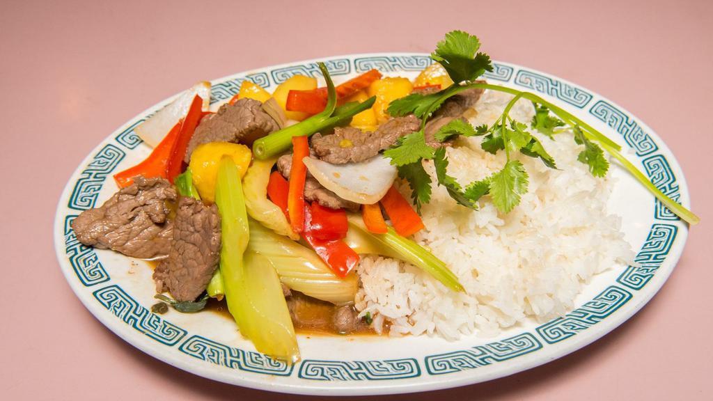 Cơm Bò Xào Khom · Stir fried beef with pineapple.