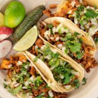 Tacos · Elección de carne: asada, pollo, pastor, lengua, carnitas, birria, tripa, cabeza. / Choice o...