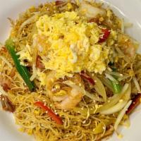 Singapore Rice Noodle星州炒米 · Stir-fried rice vermicelli seasoned with curry powder, vegetables, scrambled eggs ,BBQ pork ...