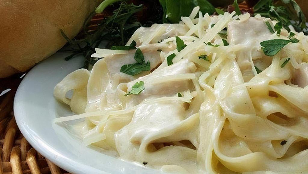(T) Fettuccine Alfredo, Salad & Garlic Bread · Our signature Alfredo sauce tossed with fresh fettuccine, served with an entree salad and two pieces of garlic bread.