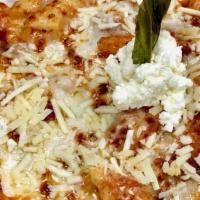 (T) Baked Ziti, Salad & Garlic Bread · Fresh penne and marinara topped with mozzarella and baked until browned, served with an entr...