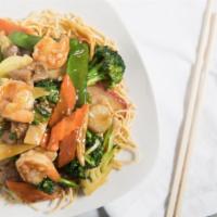 Hong Kong Style House Chow Mein · Crispy noodles