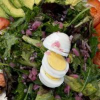 Xiu Salad · Salad with one boiled egg, tomato, red onion, avocado and a dressing of olive oil and lemon.
