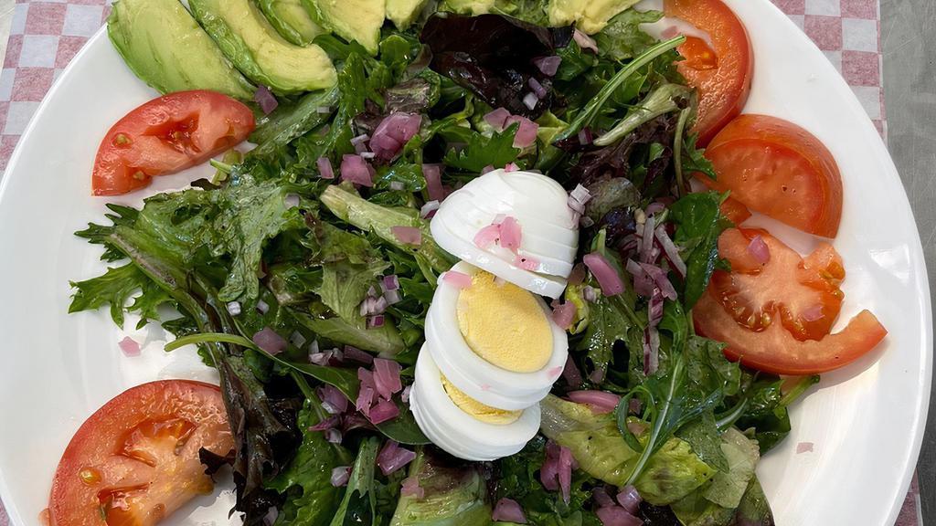 Xiu Salad · Salad with one boiled egg, tomato, red onion, avocado and a dressing of olive oil and lemon.