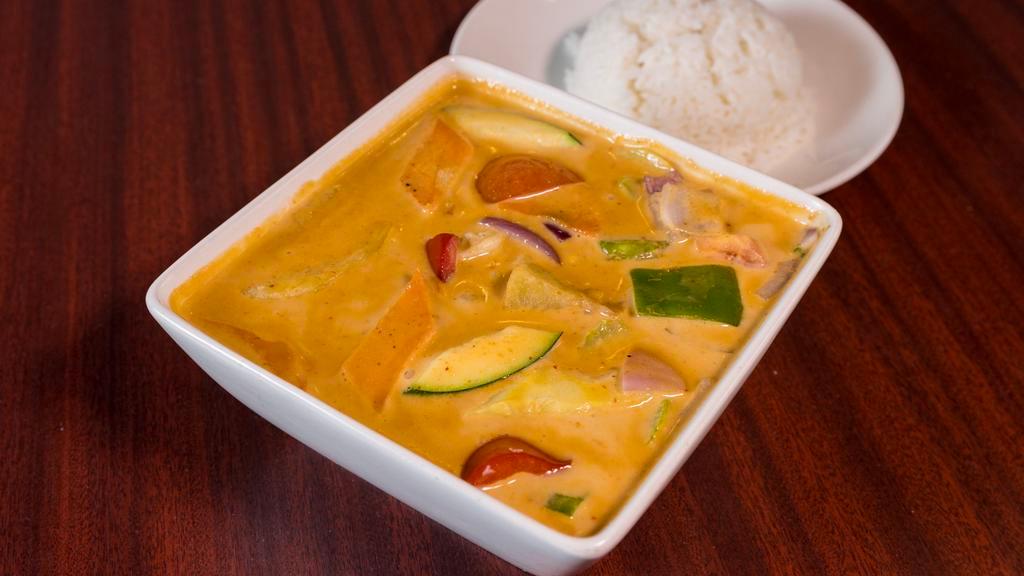 Panang · Gluten free. Spicy curry with coconut milk, tomato, bell pepper, carrots, bamboo shoots potato, baby corn, chestnuts and onion.