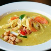 Yellow Curry · Cashew nuts, carrots, bell peppers, onions, and yellow curry.