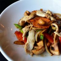 Cashew Nut · Garlic, roasted cashew nuts, bell peppers, onions, mushrooms, carrots, and chili sauce.