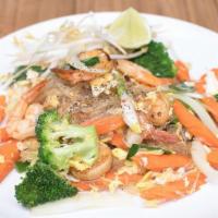 Pad Woon Sen · Clear noodles stir fried with egg, onions, broccoli, carrot, and garlic.