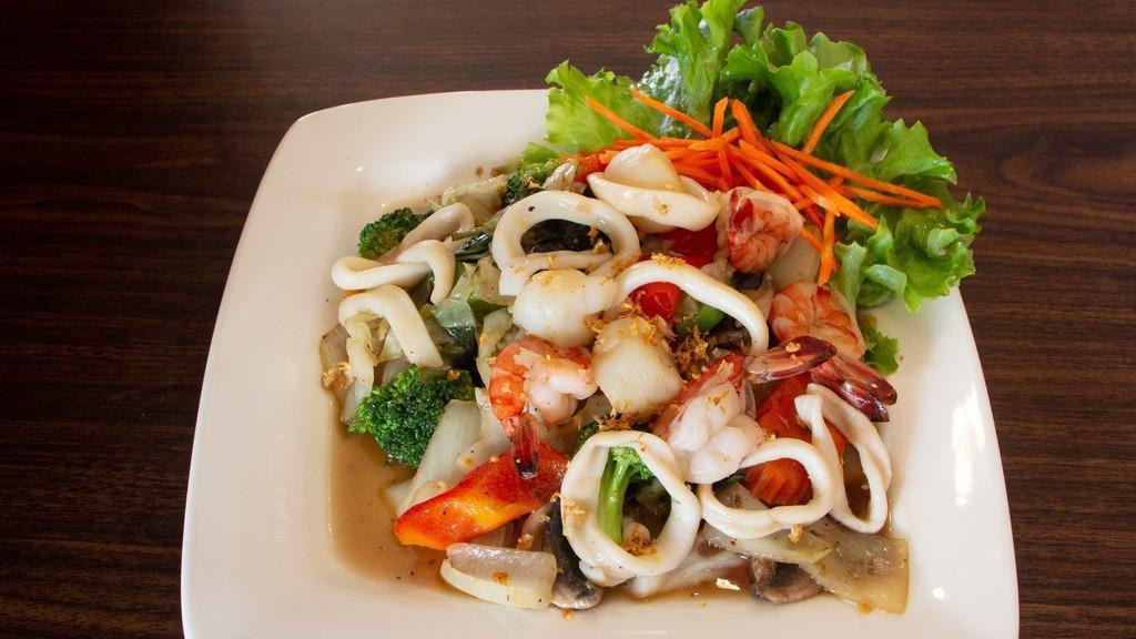 House Specialty Seafood · Combination of seafood (shrimps, scallops, and squid) with mixed vegetables.