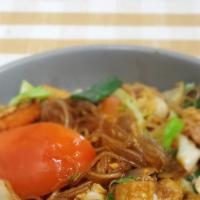 Pad Woon Sen · Vermicelli noodle stir fried with egg, cabbage, baby corn, tomato, green and white onion.  A...