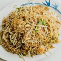 Singapore Rice Noodle · Stir fry curry rice noodles with bbq pork and shrimp, green and yellow onions and bean sprou...