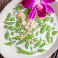 Lod Chong · Flavored rice flour droplets with pandan leaves in sweetened coconut milk.