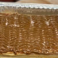 Milhojas / Mille Feuille · Capas de hojaldre y crema de pastelería cubiertas con una capa de Dulce de Leche. / Layers o...