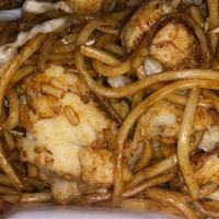Chicken Lo Mein · Lo mein noodles with sliced chicken, white onion, green onion, and cabbage