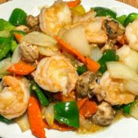 Prawn With Garlic Sauce · Stir-fry prawns with carrot, green pepper, onion, water chestnut and mushroom in garlic sauce.