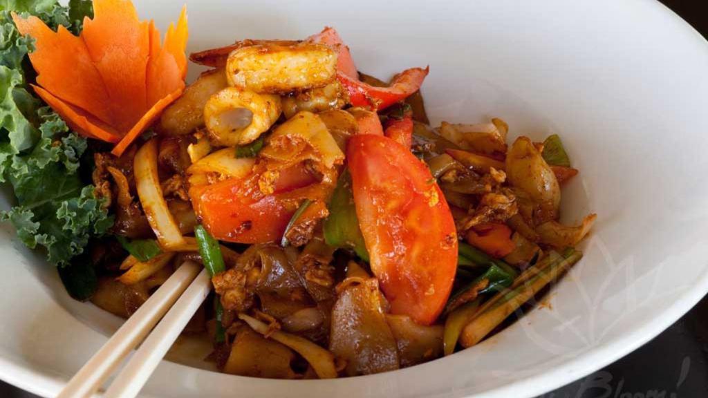 Drunken Noodles 🌶🌶 · Medium spicy. Wide rice noodles stir fried with egg, fragrant garlic, tomato, bell pepper, onion, and sweet Thai basil.