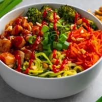 Spicy Stir Fry Bowl · Zoodles, diced chicken, roasted broccoli, baked carrots, green onion, cashews, savory stir f...