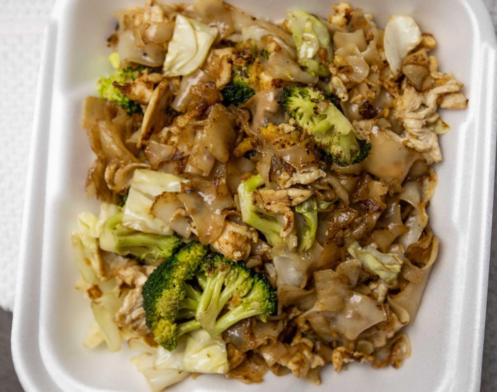 Pad Si Eiw · Stir-fried fresh flat/wide rice noodles with egg, broccoli, cabbage, garlic, a sweet soy sauce, and our House Pad Si-Eiw Sauce.