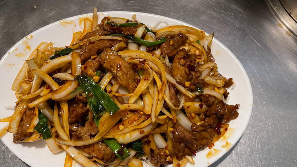 Mongolian Beef 蒙牛 · Hot and spicy. Sliced tender beef sauteed with green and white onions garnished with
crispy rice noodles.