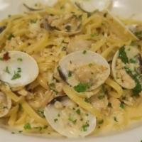 Spaghetti Alle Vongole · Spaghetti pasta and clams, sauteed in fresh garlic and white wine  and a Pinch of Red pepper