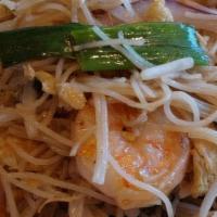 Bee Hoon Goreng  · Thin rice noodles stir-fry with bean sprouts, onions, scallions, eggs, and shrimps.
