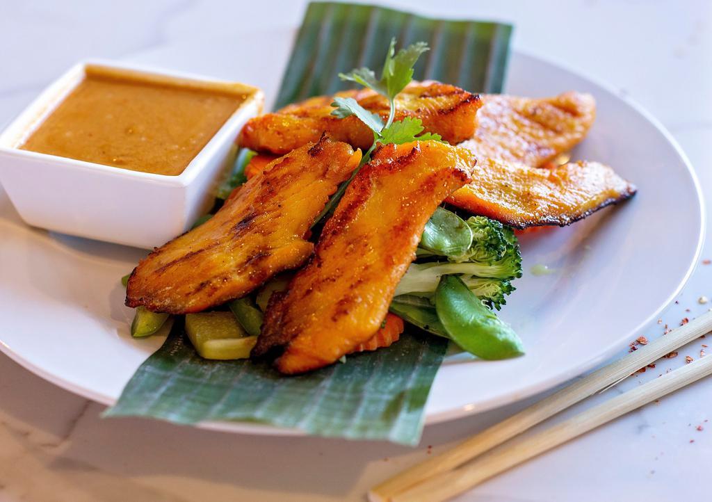 Kai Satay Plate (Chicken Satay Entrée) · Grilled chicken marinated in Thai spices, served with peanut sauce on a bed of steamed mixed vegetable .