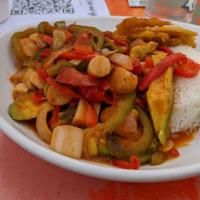 Vegetariano Habanero · Avocado, peppers and hearts of palm sauteed in sofrito and tomato creole sauce served with w...