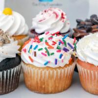 Regular Cupcakes (6 Pcs) · -Vanilla Cream: vanilla cake with our buttercream frosting & sprinkles
-Chocolate Cream: cho...